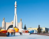 Moscou - Pavillon du Cosmos à VDNKh - Exterieur avec fusée