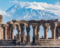 Ruines du temple Zvartnos avec le mont Ararat en fond - Erevan