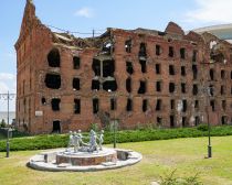 Volgograd - Musée Bataille de Stalingrad - Statue Enfants © Shutterstock