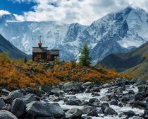 Chapelle de l'archange Michel au pied du glacier Ak-Kem © Altai Tours