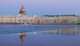 Vue panoramique de Saint-Pétersbourg sur la Neva
