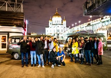 Mosou - Tournée des bars en minibus soviétique