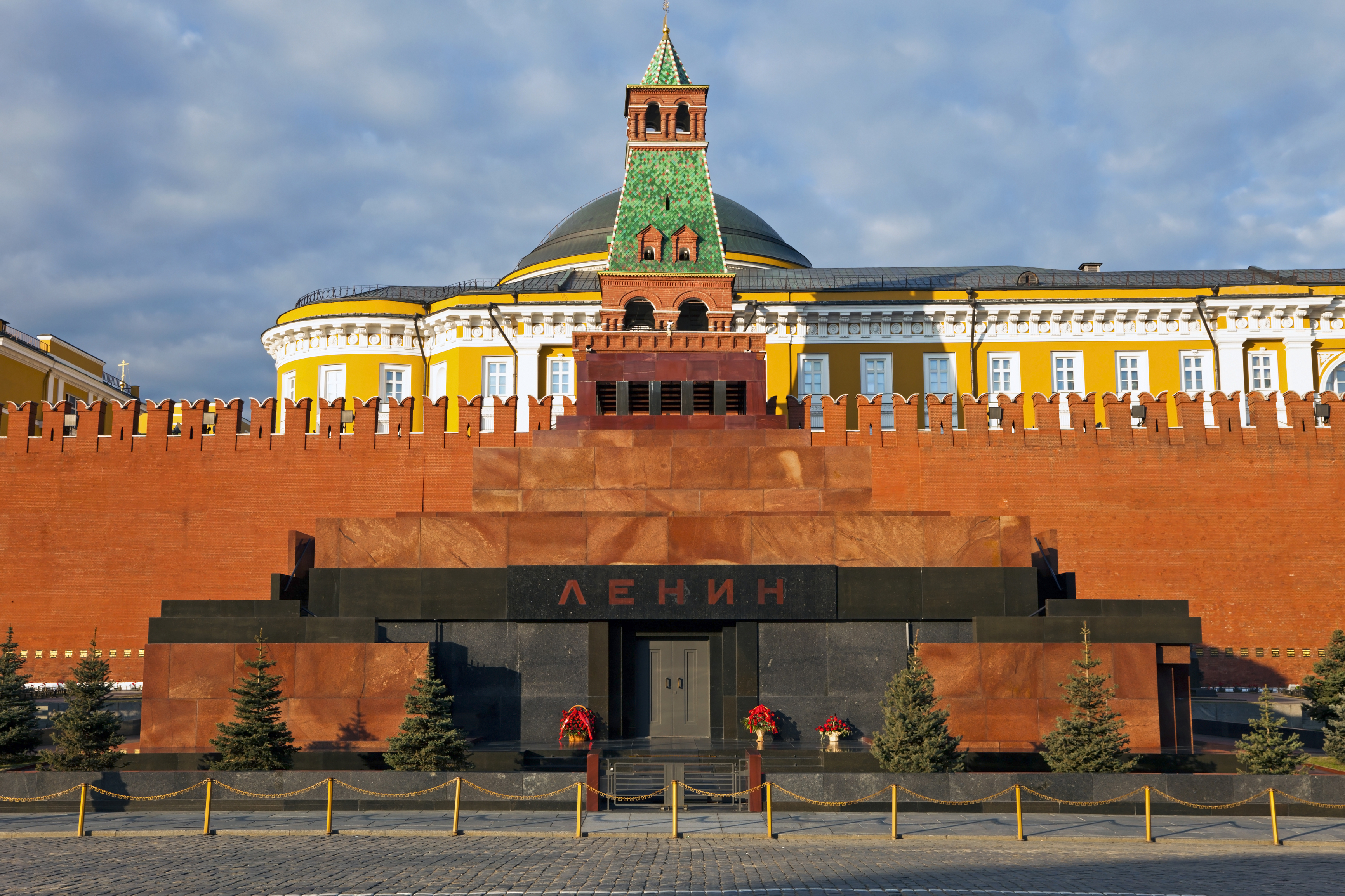 Кремлевские ленин. Мавзолей в.и Ленина на красной площади в Москве. Мавзолей Ленина в Москве.